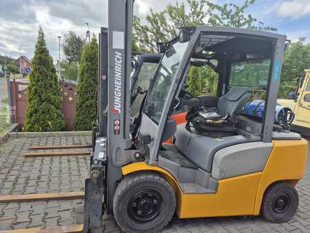Nestekaasutrukki 2017  Jungheinrich TFG425 (2)