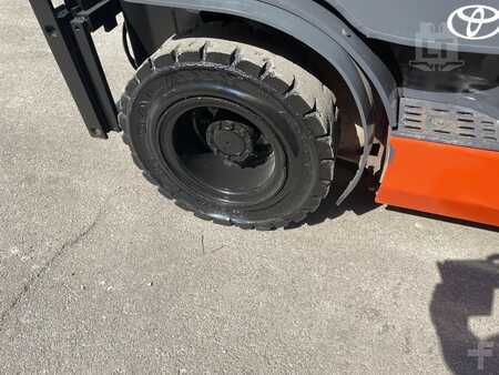 Dieselstapler 2021  Toyota 8FDU25 (2)