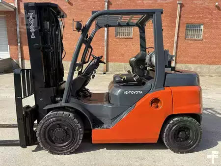 Propane Forklifts 2018  Toyota 8FG35U (2)