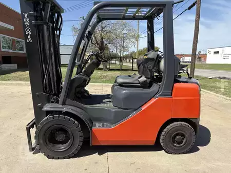 Propane Forklifts - Toyota 8FGU25 (1)
