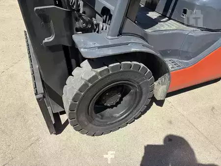 Propane Forklifts - Toyota 8FGU25 (12)