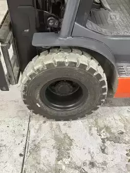 Montacargas diésel 2019  Toyota 8FGU25 (9)