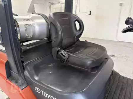 Diesel Forklifts 2016  Toyota 8FGU25 (9)