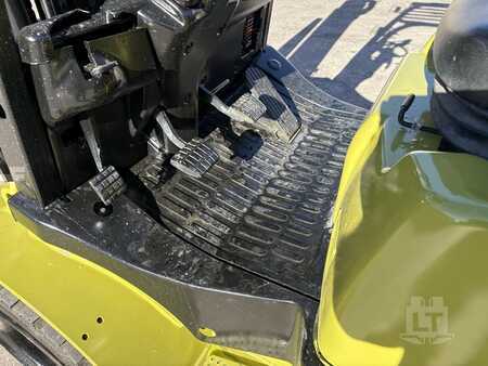 Propane Forklifts 2015  Clark C30L (17)