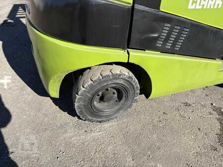 Propane Forklifts 2014  Clark C30L (15)