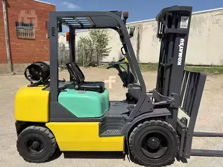 Propane Forklifts - Komatsu FG25T-12 (2)