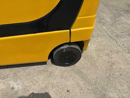 Propane Forklifts 2013  Yale GLC050VX (14)