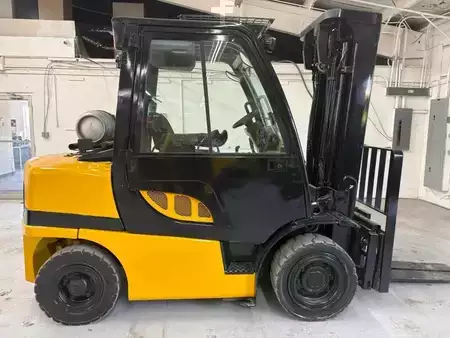Diesel Forklifts 2014  Yale GLP080VX (2)