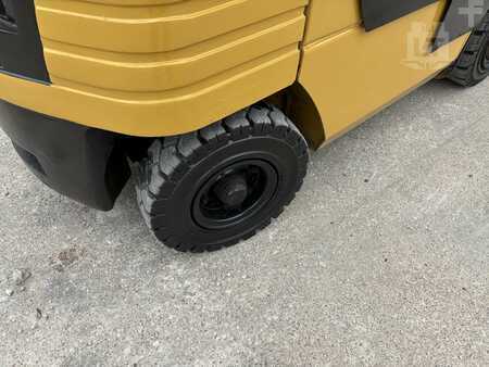 Propane Forklifts - CAT Lift Trucks GP25 (2)