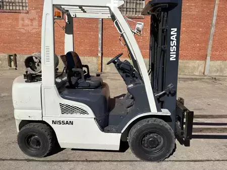 Diesel Forklifts 2016  Nissan MU1F2A25LV (1)