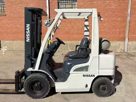 Diesel Forklifts 2016  Nissan MU1F2A25LV (2)