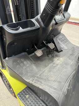 Propane Forklifts 2021  Clark S25CL (13)