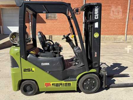 Nestekaasutrukki 2018  Clark S25CL (1)