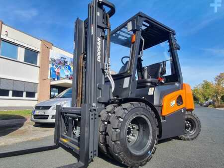 Empilhador diesel 2022  Doosan D30NXP mit Zwillingsbereifung (5)