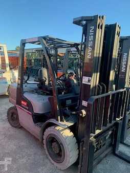 Propane Forklifts 2011  Nissan MUG1F2A30LV (1)