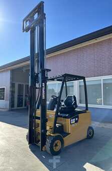 Eléctrico - 4 rodas 2017  CAT Lift Trucks EP20 (2)