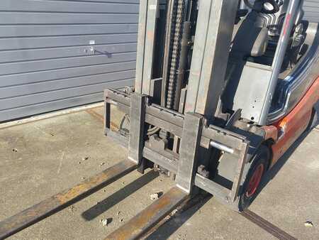 Carrelli elettrici 4 ruote 2004  Linde E25-02 (5)