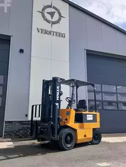 Elektromos 4 kerekű - Linde E25 (2)