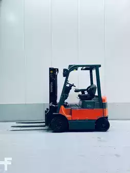 Elektryczne 4-kołowe 2003  Toyota 7 FBMF (1)