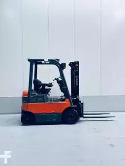 Elektryczne 4-kołowe 2003  Toyota 7 FBMF (4)