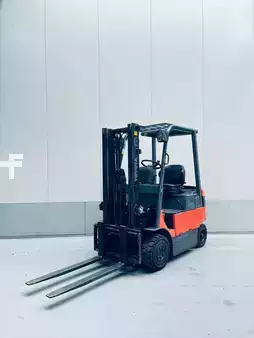 Elektryczne 4-kołowe 2003  Toyota 7 FBMF (6)