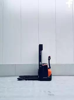 Stacker pedestre 2014  BT SWE100 (1)