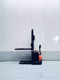 Stacker pedestre 2014  BT SWE100 (2)