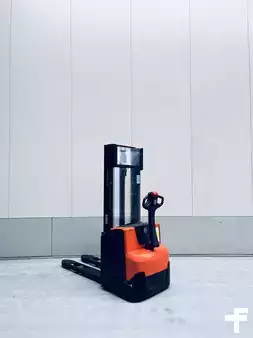 Stacker pedestre 2014  BT SWE100 (3)