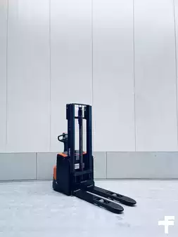 Stacker pedestre 2014  BT SWE100 (6)