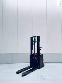 Stacker pedestre 2014  BT SWE100 (7)