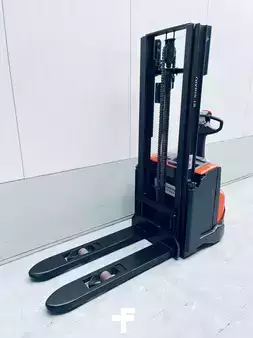 Stacker pedestre 2014  BT SWE100 (8)