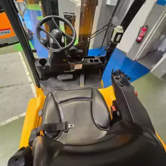 Chariots électriques à 4 roues 2016  Yale ERP 25 VL (5)