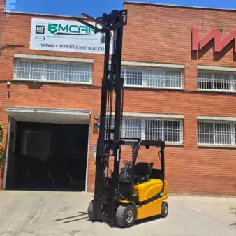 Chariots électriques à 4 roues 2016  Yale ERP 25 VL (9)