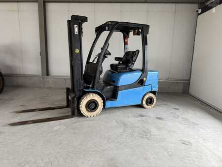 Chariots élévateurs diesel 2015  Yale GDP25 (1)