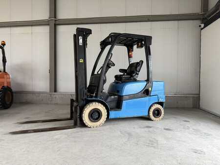 Chariots élévateurs diesel 2015  Yale GDP25 (2)