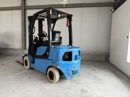 Chariots élévateurs diesel 2015  Yale GDP25 (3)