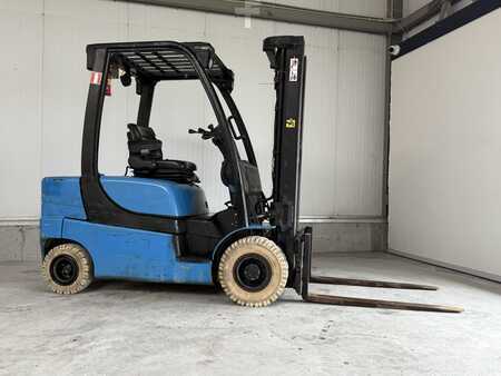 Chariots élévateurs diesel 2015  Yale GDP25 (9)