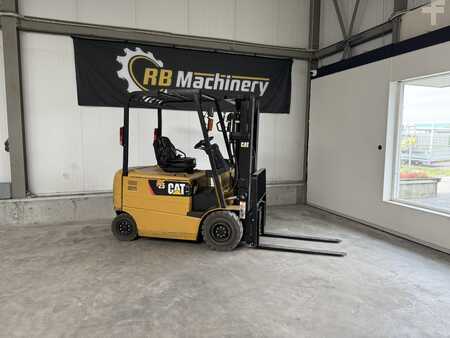 Eléctrico - 4 rodas 2014  CAT Lift Trucks EP25K PAC (1)