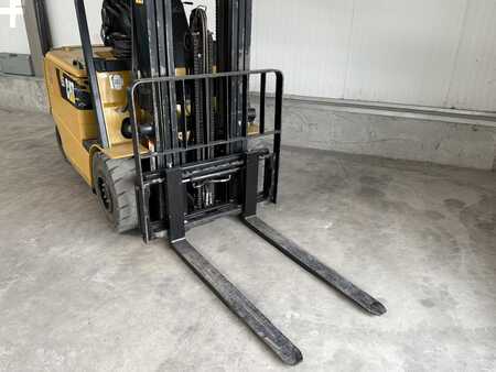 Eléctrico - 4 rodas 2014  CAT Lift Trucks EP25K PAC (13)
