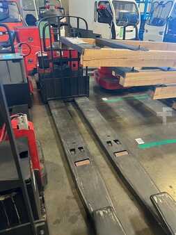 Electric Pallet Jacks 2013  Raymond 841-FRE80L (2)
