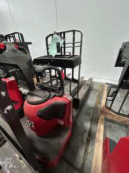 Electric Pallet Jacks 2014  Raymond 841-FRE80L (1)