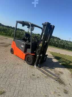 Sähkö - 4 pyör 2014  Toyota traigo 8FBMT35 (2)