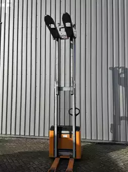 Stacker pedestre 2005  Still egv14 (4)