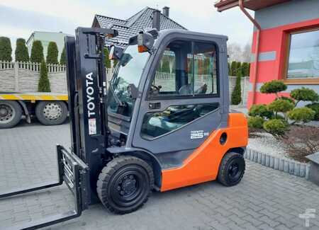 Diesel Forklifts 2014  Toyota 02-8FDF25 (1)