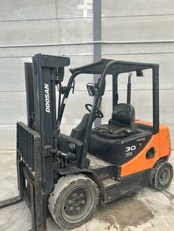 Wózki widłowe diesel 2015  Doosan D30S-5 triplex 4.73 mt (2)