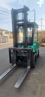 Dieseltruck 2002  Mitsubishi FD35k diesel  Fork positioner dealer price! (3)