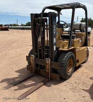 LPG VZV - CAT Lift Trucks forklift (1)