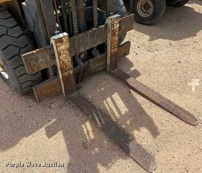 LPG VZV - CAT Lift Trucks forklift (11)