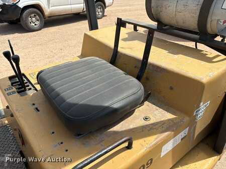 LPG VZV - CAT Lift Trucks forklift (16)