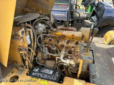 LPG VZV - CAT Lift Trucks forklift (23)